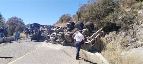 Chofer Pierde El Control Y Vuelca Con Cargamento De Cemento En Oaxaca