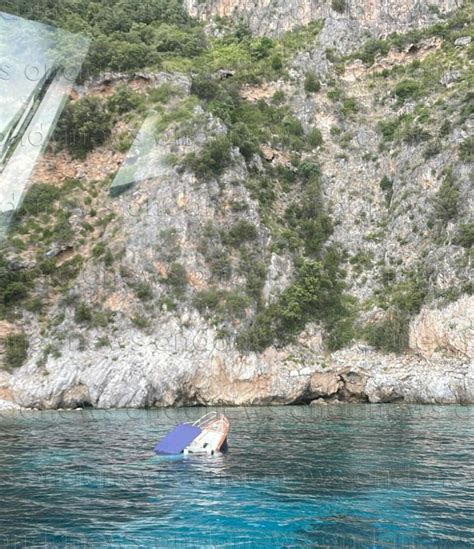 Affonda Una Barca Al Largo Della Costa Della Masseta A Marina Di