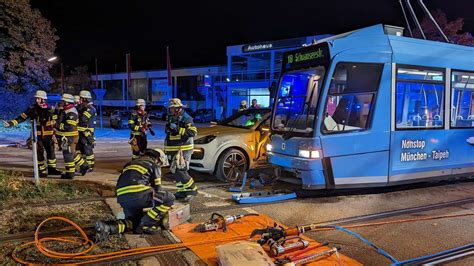 Unfall Zwischen Tram Und Auto In M Nchen Feuerwehr Befreit Fahrer