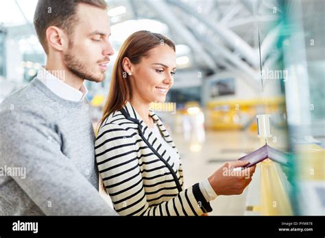 Pareja Joven En El Aeropuerto Mostrador De Recepción Para El Control De Pasaportes Antes De