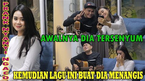 Awalnya Dia Tersenyum Kemudian Lagu Ini Buat Dia Menangis Prank