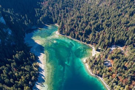 Nel Bel Mezzo Delle Dolomiti Del Brenta C Un Lago Azzurro Che Sembra