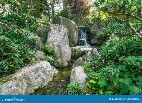 Prachtige Japanse Tuin In Wurzburg Met Waterval Grote Rotsen Stock