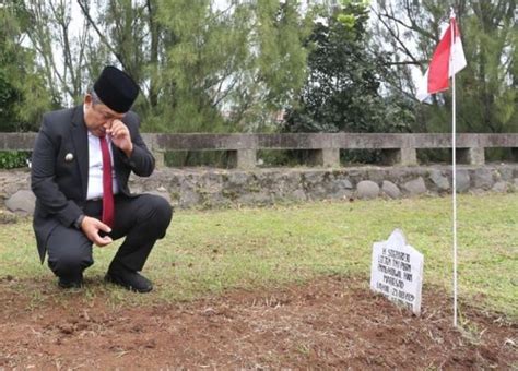 Momen Ziarah Bandung Lautan Api Plt Wali Kota Bandung Yana Mulyana