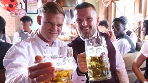 Fc Bayern M Nchen Auf Dem Oktoberfest Spielerfrau Stiehlt Auf Der