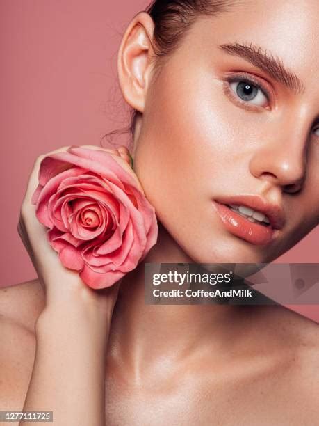 Model Pink Background Fotografias E Filmes Do Acervo Getty Images