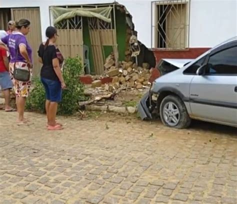 Motorista Perde Controle De Ve Culo Invade Cal Ada E Atinge Uma Casa