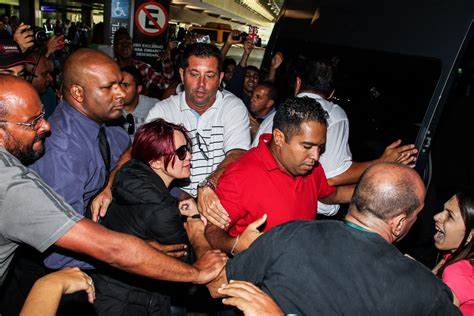 Dulce Mar A Desembarcando No Aeroporto De Guarulhos Em S O Paulo