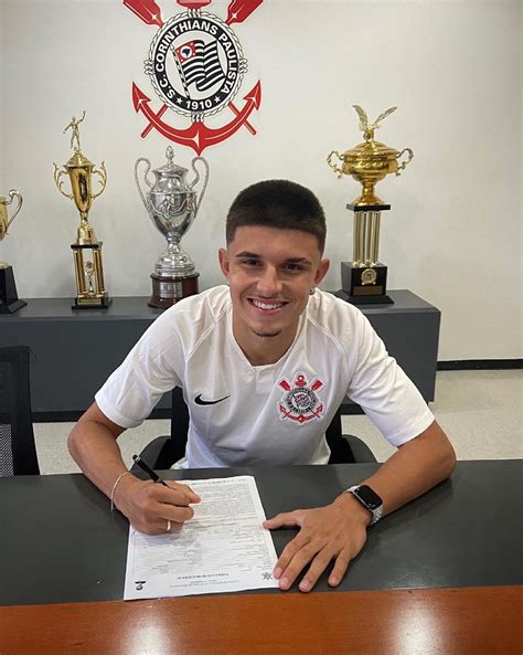 Corinthians assina primeiro contrato profissional de Léo Mana promessa