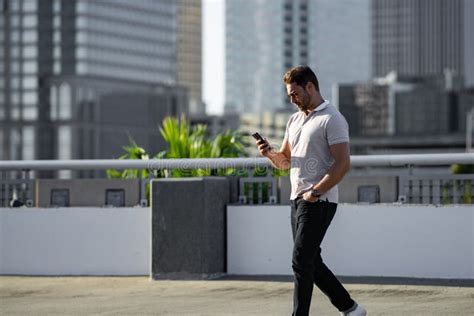 Homem Bonito Conversando Ao Telefone Na Rua Da Cidade Modelo Masculino