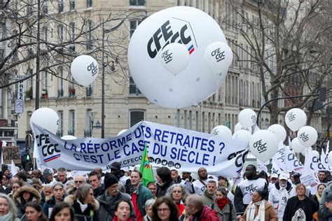 França registra mais protestos contra reforma de Macron Nexo Jornal