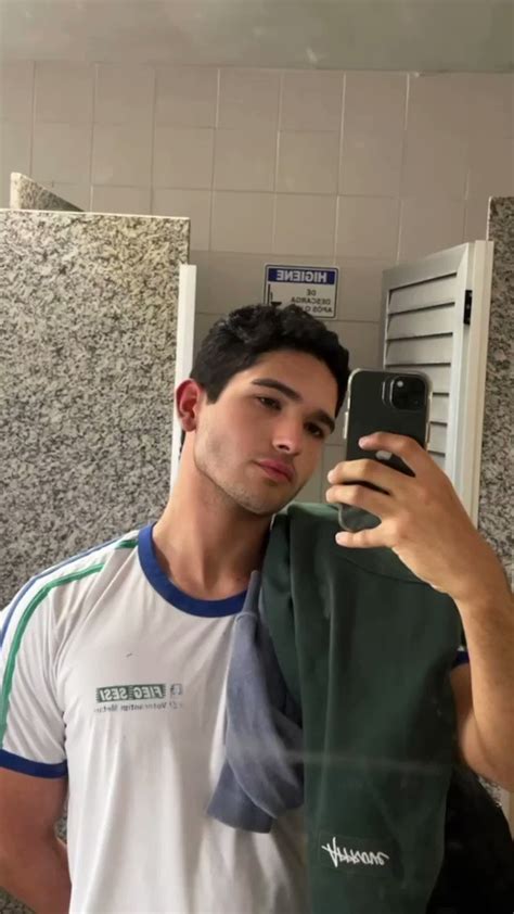 Ex usuário de grindr on Twitter Legenda intuito sexual ou frase