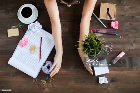 Wanita Merapikan Meja Kantor Foto Stok Unduh Gambar Sekarang Meja