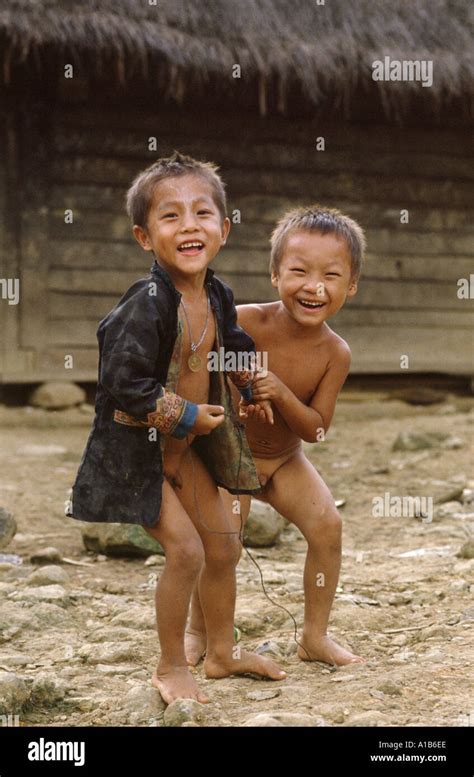 Hmong Kinder spielen in ihrem Dorf in der Nähe von Chang Rai Thailand