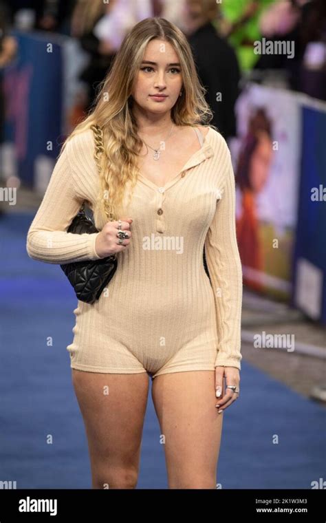 6 Sexy Tamzin Taber Bikini Pics