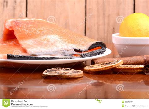 Rebanada De Salmones Rojos De Los Pescados Con Las Frutas Y El Canela