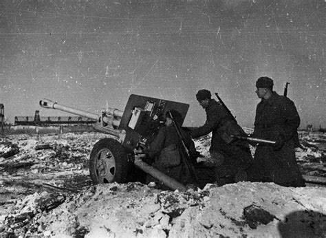 Расчет советской 76 мм дивизионной пушки ЗиС 3 на позиции — военное фото