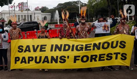 Hutan Adat Terancam Masyarakat Suku Awyu Papua Unjuk Rasa Di Depan