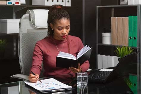 Premium Photo Young African American Businesswoman Working With