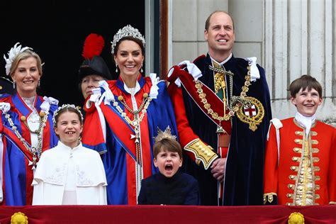 Crianças roubam a cena na coroação do rei Charles III bocejos