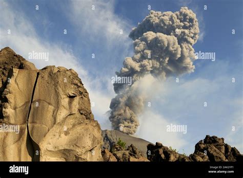 Eruption of sakurajima volcano Stock Photo - Alamy