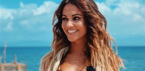 El posado de Lara Álvarez en bikini que ha enloquecido a las redes