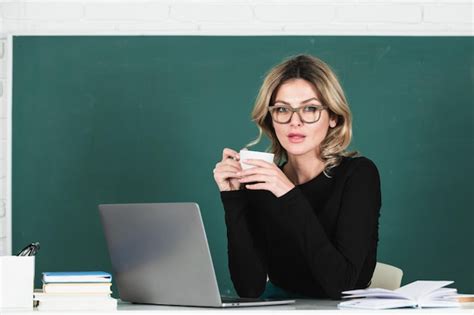 Retrato De Profesora Ense Ando A Beber Caf En El Aula En La Pizarra