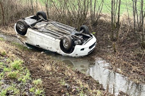 B Ckeburg Pkw Berschl Gt Sich Und Landet Im Stra Engraben