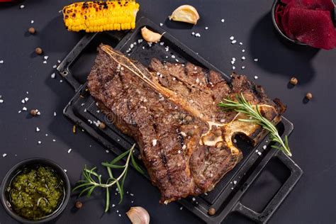 Bife Delicioso Na Placa De Corte De Pedra Preta A Carne Grelhada Serviu