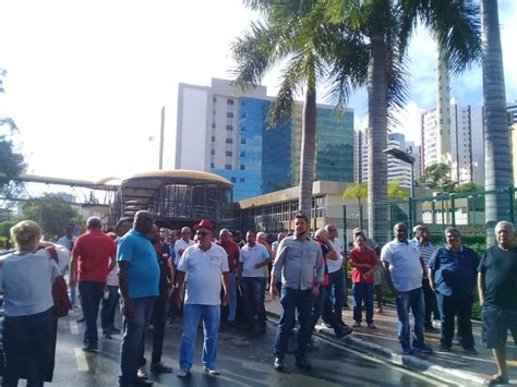 Petroleiros aposentados e pensionistas fazem protesto em frente à sede