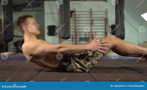 Atleta De Sexo Masculino Descamisado Joven Training Abdominal Y M