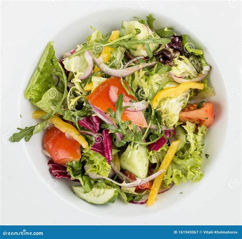 Frischer Gemüsesalat Auf Weißem Hintergrund Stockbild Bild von