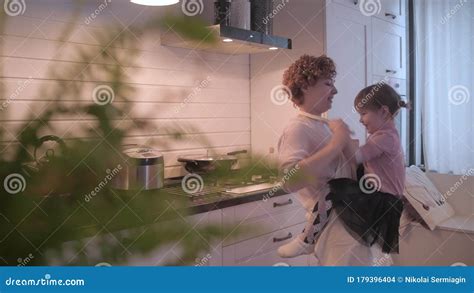 Petite Fille Qui Foire Dans La Cuisine Maman Et Fille S Amusent