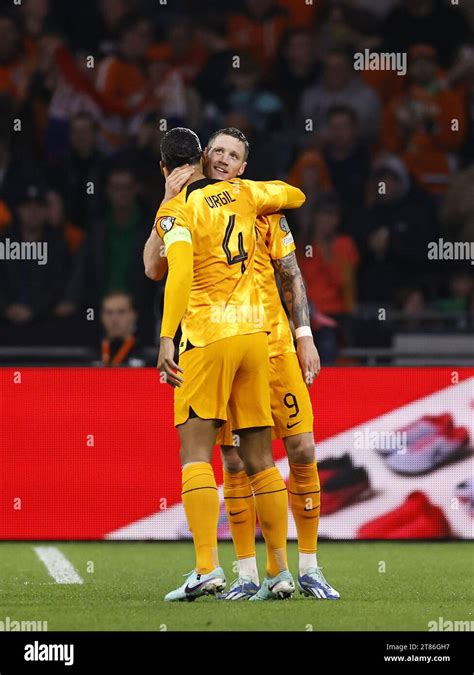 AMSTERDAM L R Virgil Van Dijk Aus Holland Wout Weghorst Aus