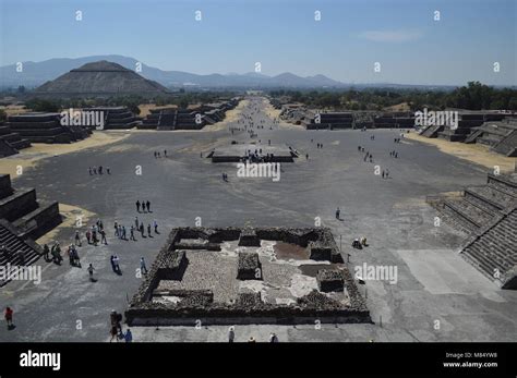 Una Vista De La Pirámide Del Sol Y La Avenida De Los Muertos Desde La Pirámide De La Luna En