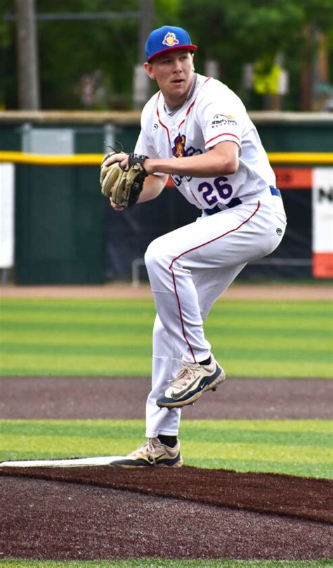 Hot Tots Beat Loggers Split With Big Sticks News Sports Jobs Minot Daily News