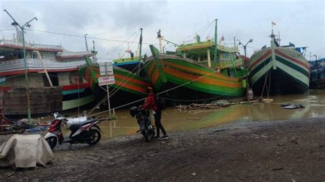 Nelayan Brebes Pilih Perbaiki Kapal Rusak Dampak Cuaca Ekstrem