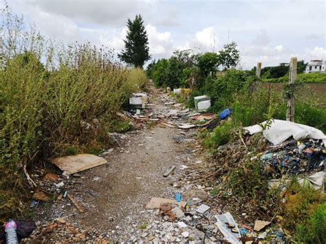 La Fase Degli Ecocriminali Strada Campestre Invasa Dai Rifiuti Tra