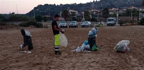 Operatori Ecologici Al Lavoro Allalba Di Oggi Le Spiagge Sono State