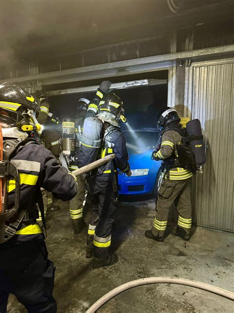 Paura Nella Notte A Canova Di Gardolo Va A Fuoco Unauto In Un Garage