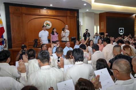 Mga Bagong Halal Na Opisyal Ng Bsk Sa Embo Barangays Piniling Manumpa Sa Lungsod Ng Makati