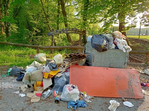 Foto Netko Je Kraj Groblja U Velikom Trojstvu Opet Ostavio Gomilu