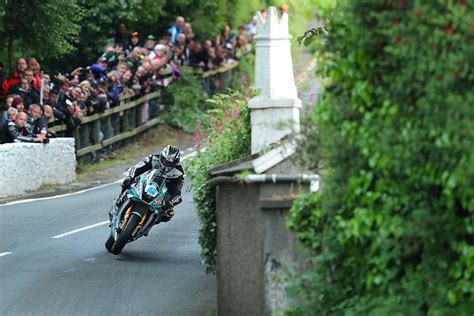 Isle Of Man Tt Dunlop Takes 20th Win In Supersport Thriller