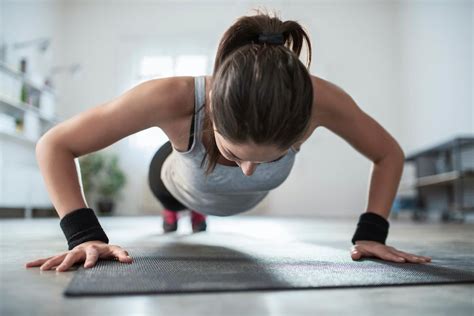 Cinque Esercizi Per Tenersi In Forma Anche A Casa