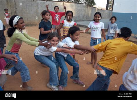 Favela Kinder Spielen Stockfotos Und Bilder Kaufen Alamy