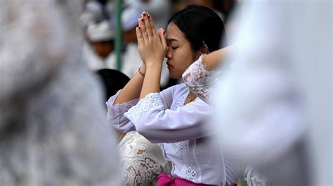 Potret Umat Hindu Di Bali Sembahyang Hari Raya Galungan Foto Liputan6