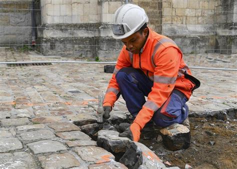 Pourquoi Des Pav S Autour De La Cath Drale Du Mans Sont Ils Num Rot S