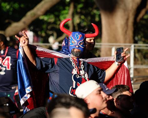 Photos Houston Fans Celebrate Texans Draft Picks At Miller Outdoor