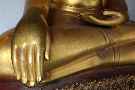 Hand Des Goldenen Buddha Statuenstucks In Der Unterschiedlichen Lage Im