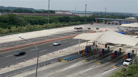 Kondisi Lalu Lintas Di Gerbang Tol Cikampek Jawa Barat Pada Jumat 12